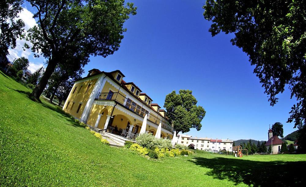 Kastiel Lucivna Hotel Екстериор снимка