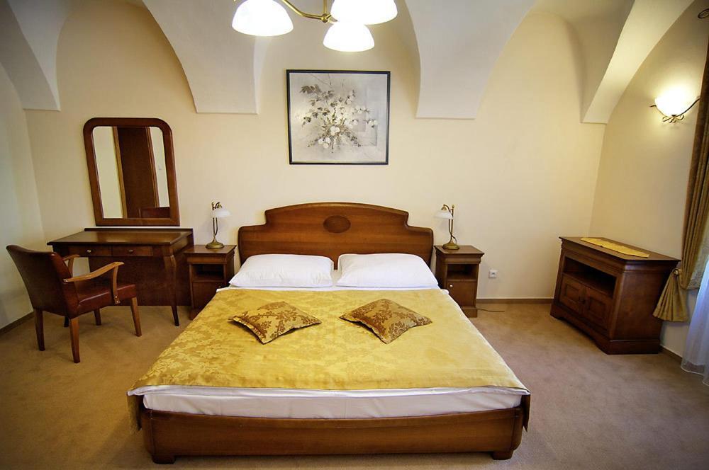 Kastiel Lucivna Hotel Екстериор снимка