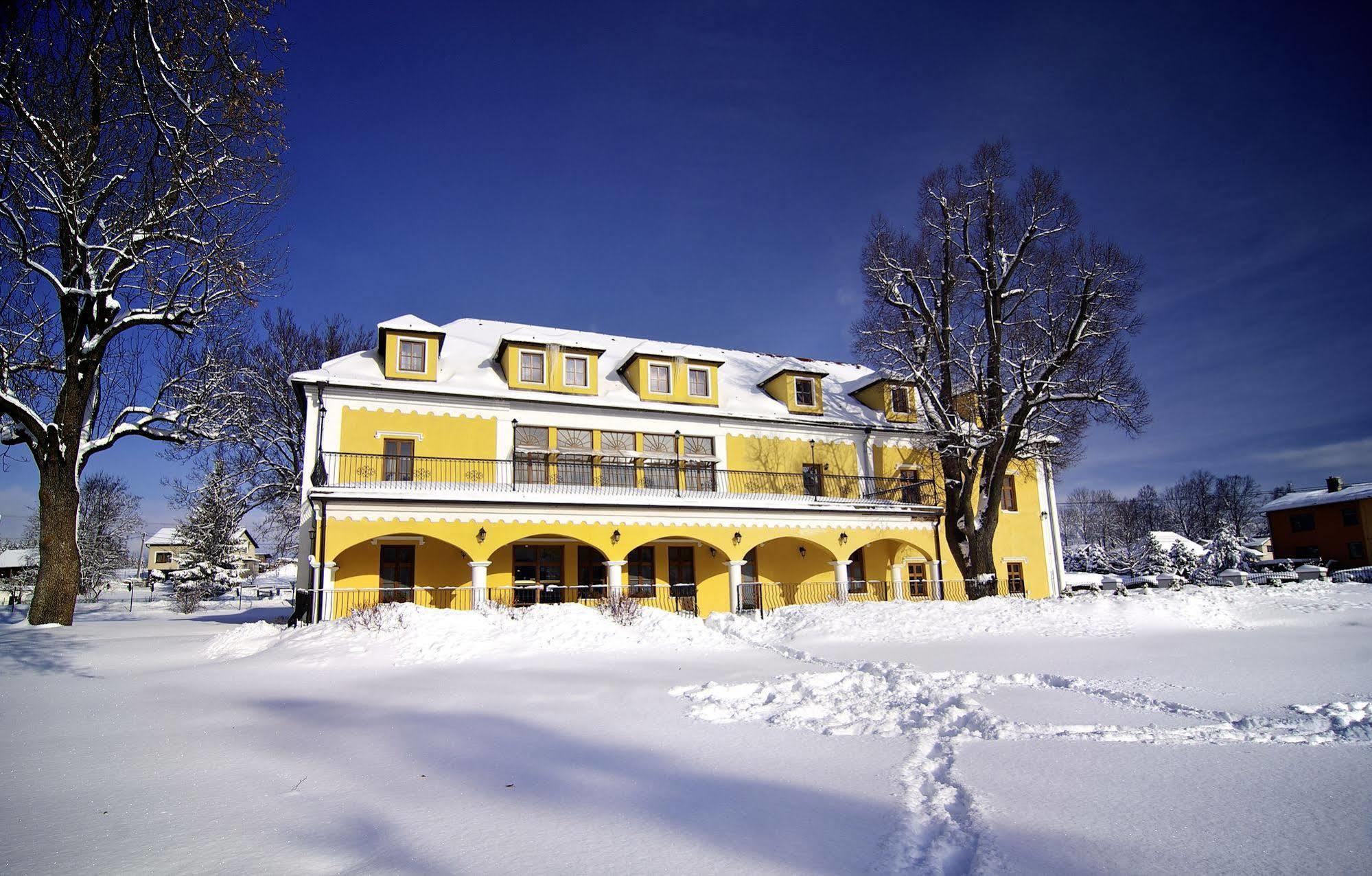 Kastiel Lucivna Hotel Екстериор снимка