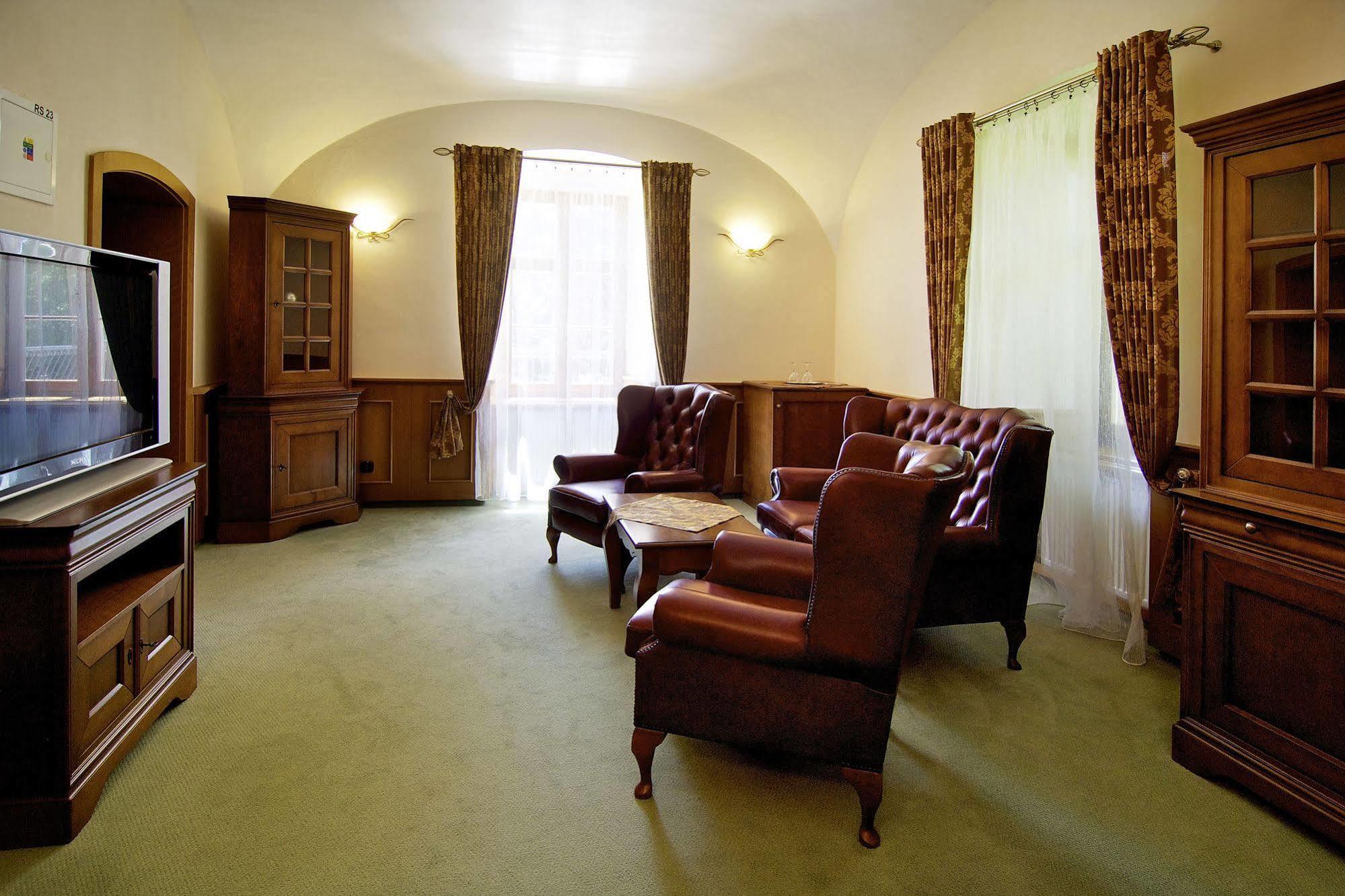 Kastiel Lucivna Hotel Екстериор снимка