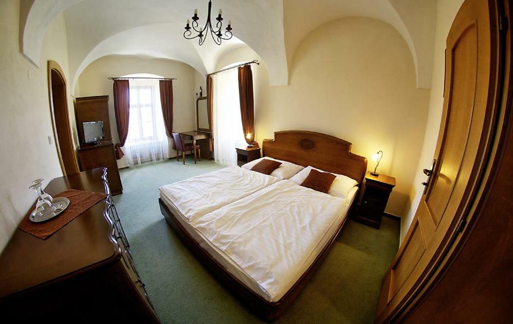Kastiel Lucivna Hotel Екстериор снимка